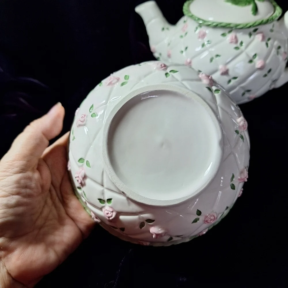 Teapot raised roses &bowl
